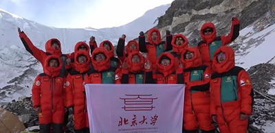 Команда альпинистов из Пекинского университета впервые поднялась на Эверест по северному склону
