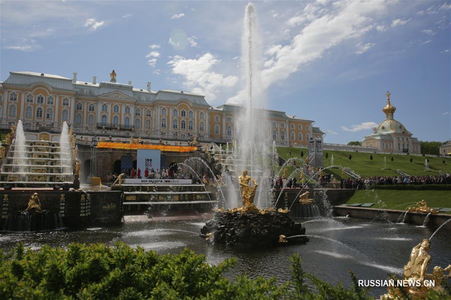 В Петергофе официально открылся сезон фонтанов 2018 года