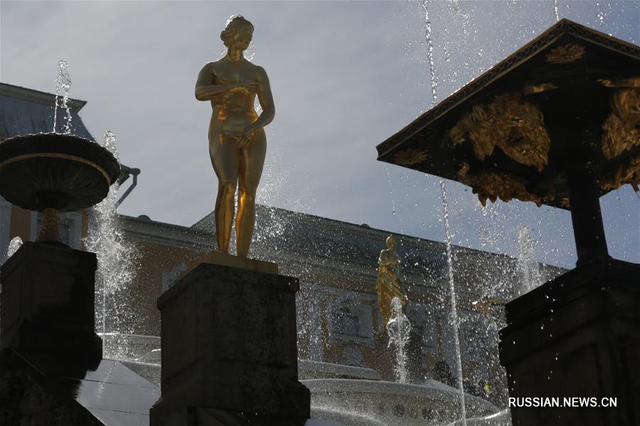 В Петергофе официально открылся сезон фонтанов 2018 года