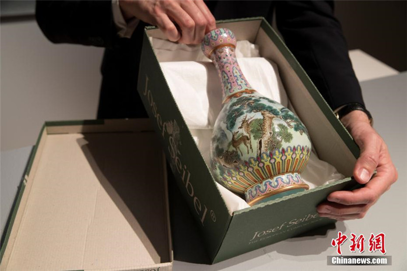 Редкая фарфоровая ваза периода царствования Цяньлуна продается с аукциона