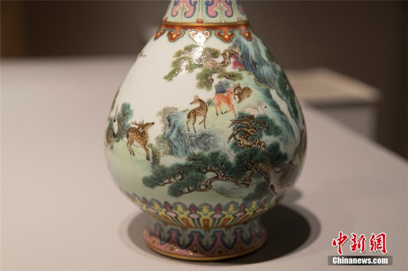 Редкая фарфоровая ваза периода царствования Цяньлуна продается с аукциона
