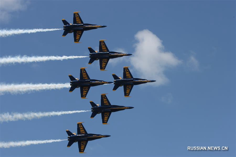 "Голубые ангелы" выступили в небе над Военно-морской академией США