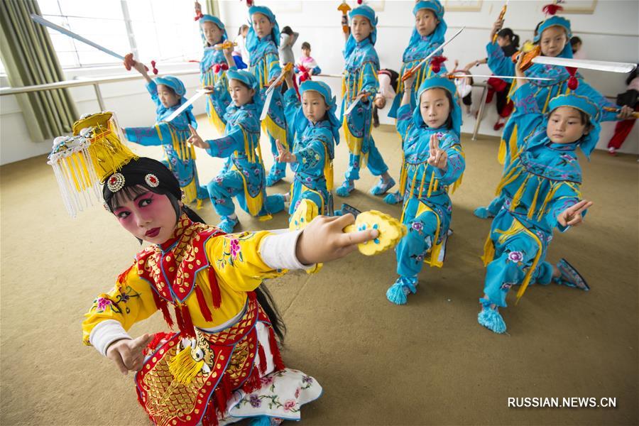 Уроки пекинской оперы в начальной школе "Сичан"