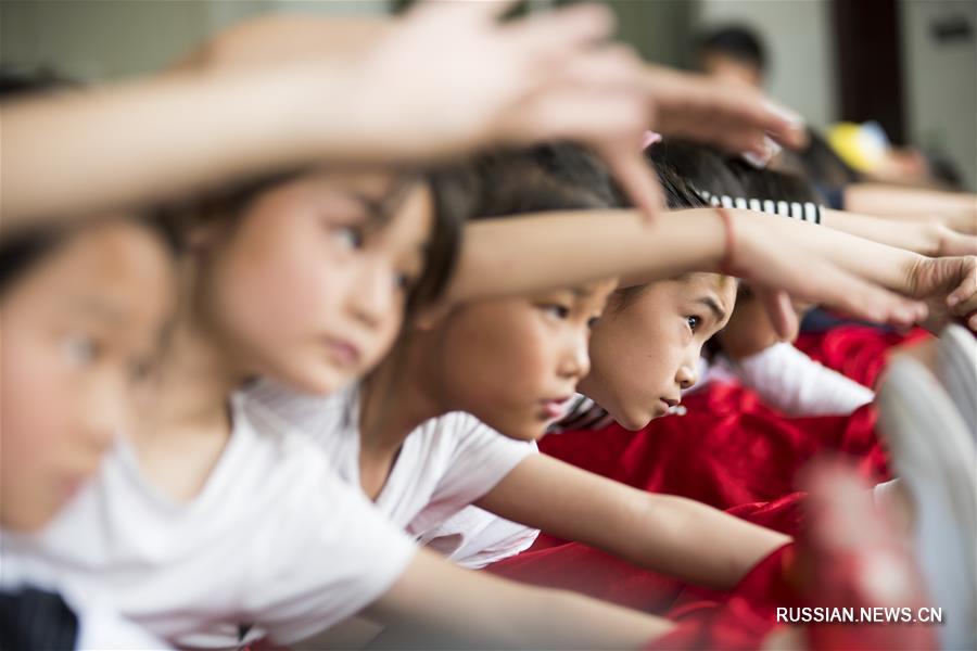 Уроки пекинской оперы в начальной школе "Сичан"
