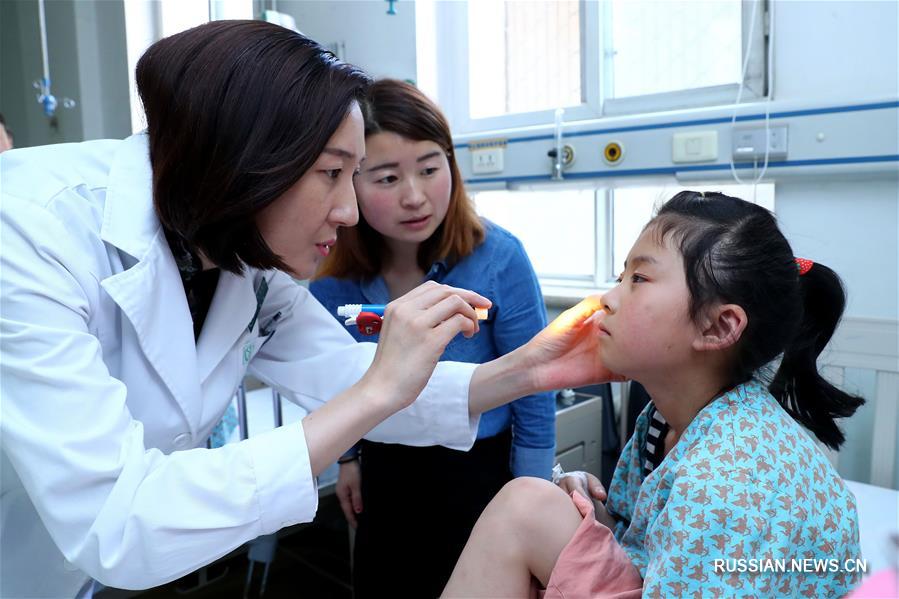 Детям с нарушениями слуха и зрения из уезда Сихэ проведены бесплатные операции в Пекине