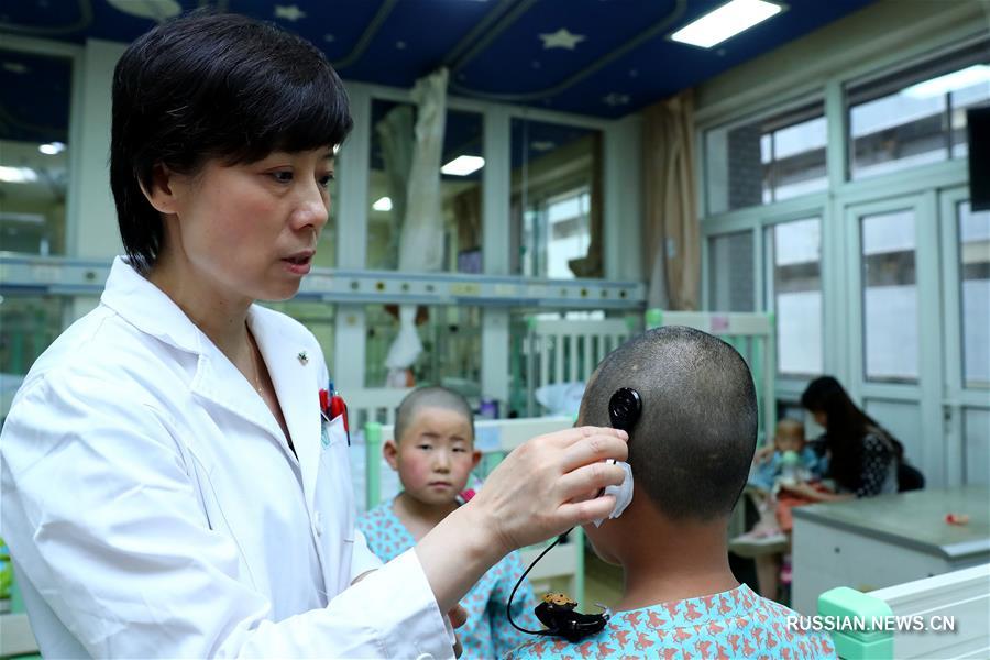 Детям с нарушениями слуха и зрения из уезда Сихэ проведены бесплатные операции в Пекине