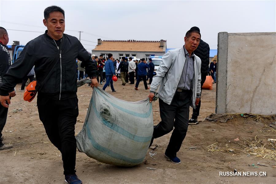 В пострадавшие от землетрясения районы на северо-западе Китая доставляется гуманитарная помощь