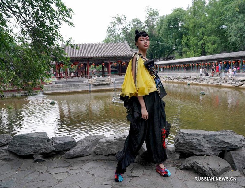 Презентация коллекций одежды в пекинском дворце Гунванфу