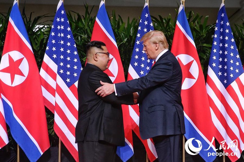 Молния: Ким Чен Ын и Дональд Трамп встречаются на первом саммите КНДР и США