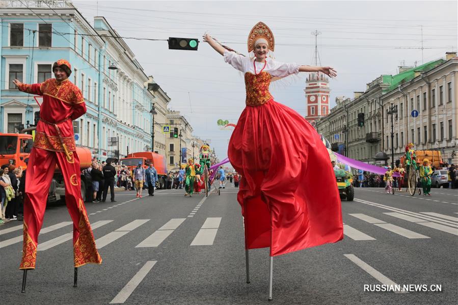 Грандиозный "Парад цветов" на Невском проспекте Санкт-Петербурга