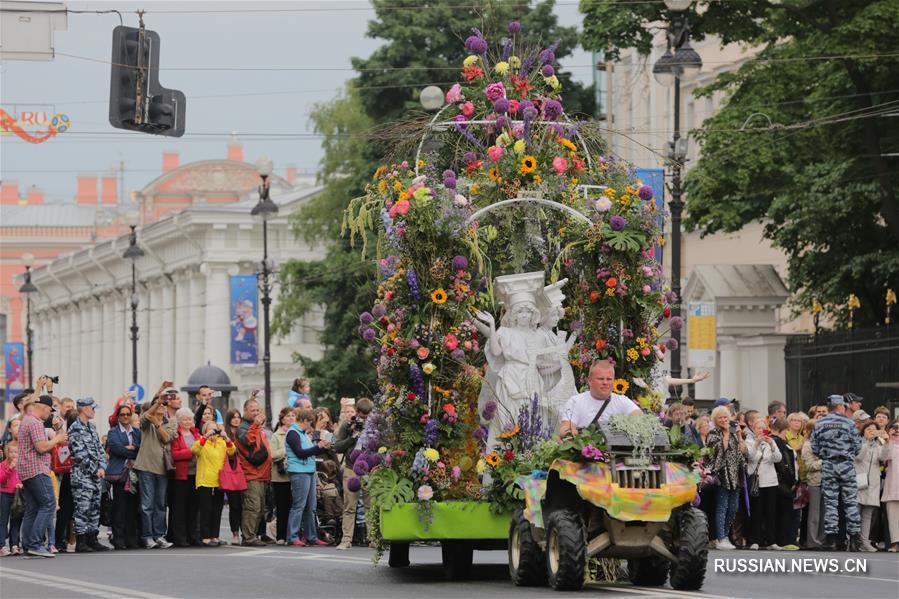 Грандиозный "Парад цветов" на Невском проспекте Санкт-Петербурга