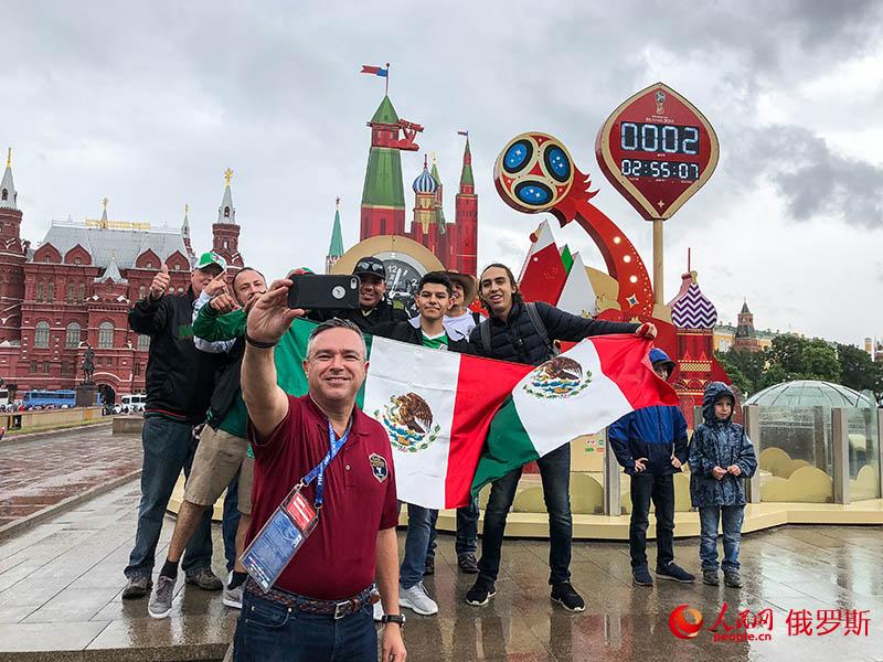 В преддверии ЧМ-2018 болельщики поддержали команды своих стран на улицах Москвы 