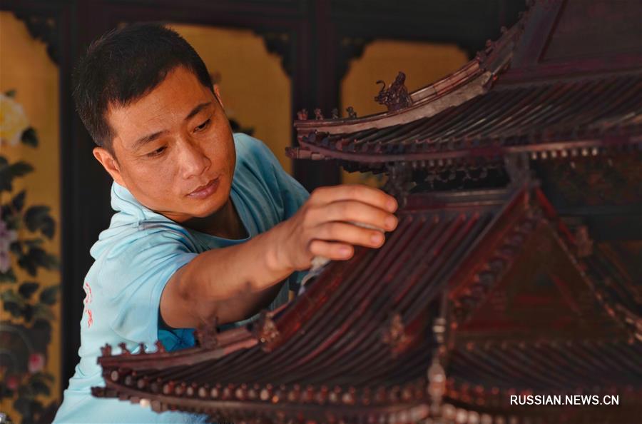 Столяры-краснодеревщики из уезда Дачэн создали миникопию угловой башни Гугуна