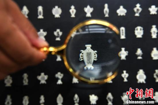 Китаец из города Чунцин вырезает микроскопические иероглифы 