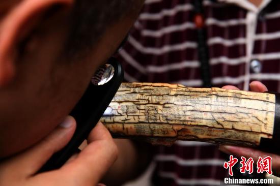 Китаец из города Чунцин вырезает микроскопические иероглифы 