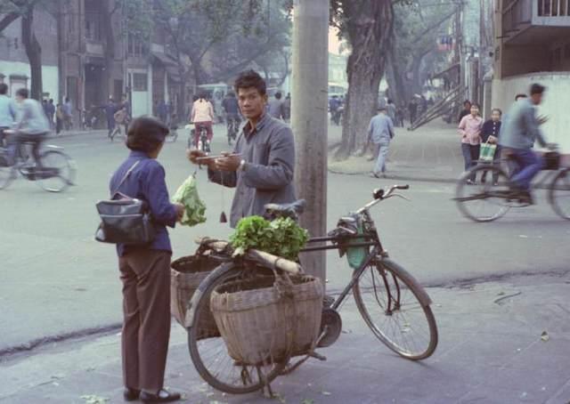 1978 год, начало реформ рыночной экономики, на улицах Гуанчжоу жители уже продают овощи 
