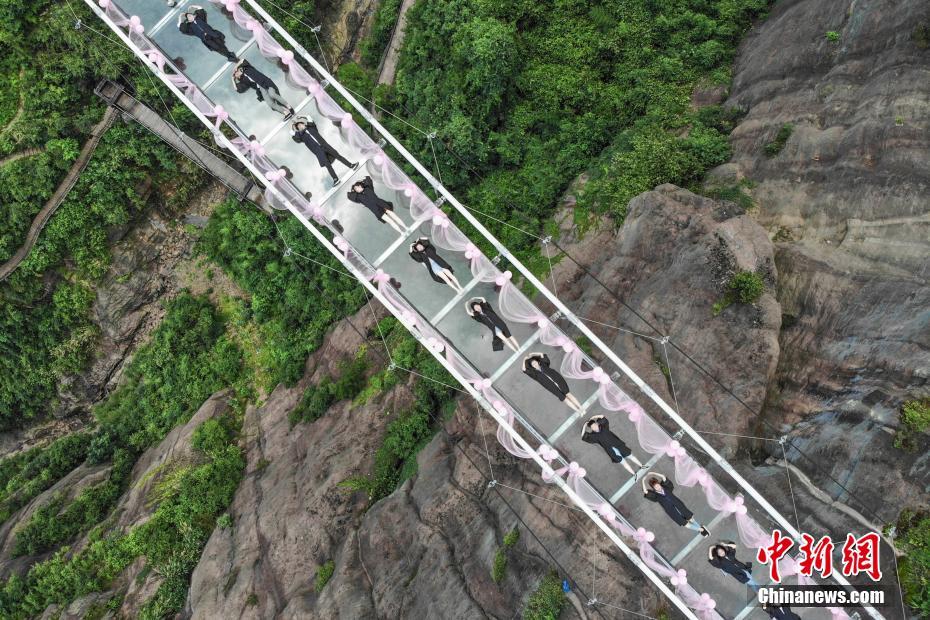 Выпускники ВУЗов провели фотосессию на стеклянном мосту на высоте 180 м
