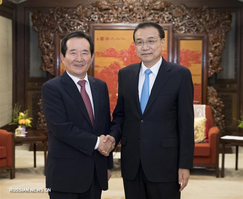 Ли Кэцян встретился с представителями южнокорейской стороны, прибывшими в Китай для участия в 1-м диалоге предпринимателей и бывших высокопоставленных лиц КНР и РК