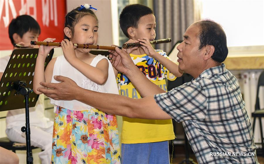 Бесплатные курсы для детей по обучению народной музыке в провинции Хэбэй