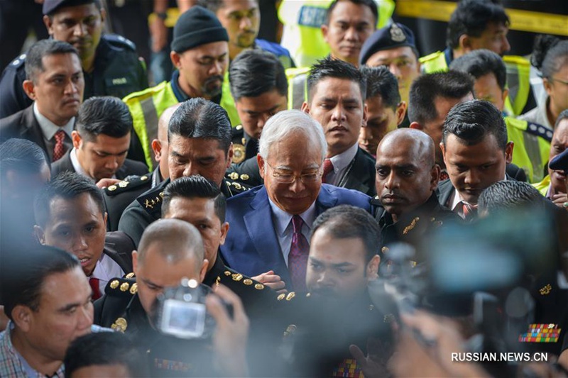 Экс-премьера Малайзии Наджиба Разака судят по обвинению в коррупции