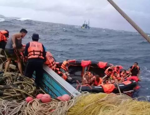 В провинции Пхукет в Таиланде перевернулись 2 судна с 133 туристами, среди которых были китайцы