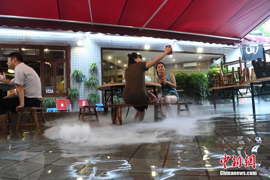 В Чунцине открыли ресторан хого в бассейне