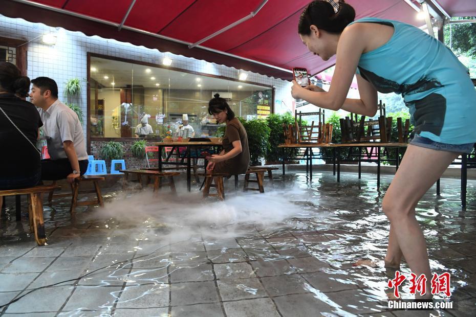 В Чунцине открыли ресторан хого в бассейне