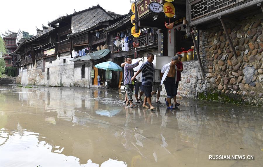 На юге Китая продолжаются проливные дожди
