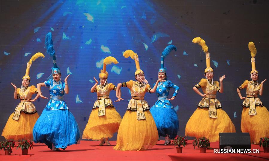 Шоу монгольских национальных костюмов на открытии туристического фестиваля фольклорной культуры в Хух-Хото