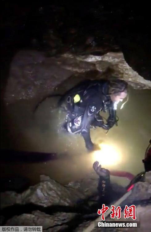 Четыре подростка эвакуированы из пещеры в Таиланде -- власти