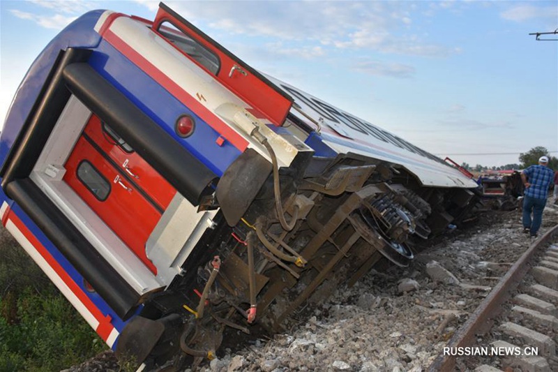 10 человек погибли в результате схода с рельсов поезда в Турции
