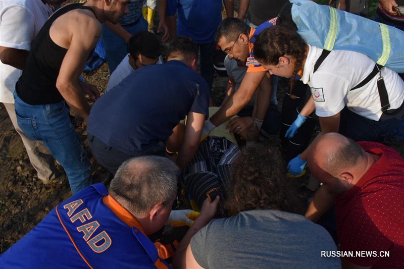 10 человек погибли в результате схода с рельсов поезда в Турции