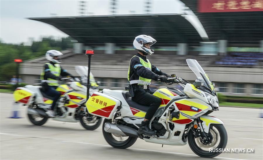 Тренировки по вождению мотоциклов для полицейских в Пекине