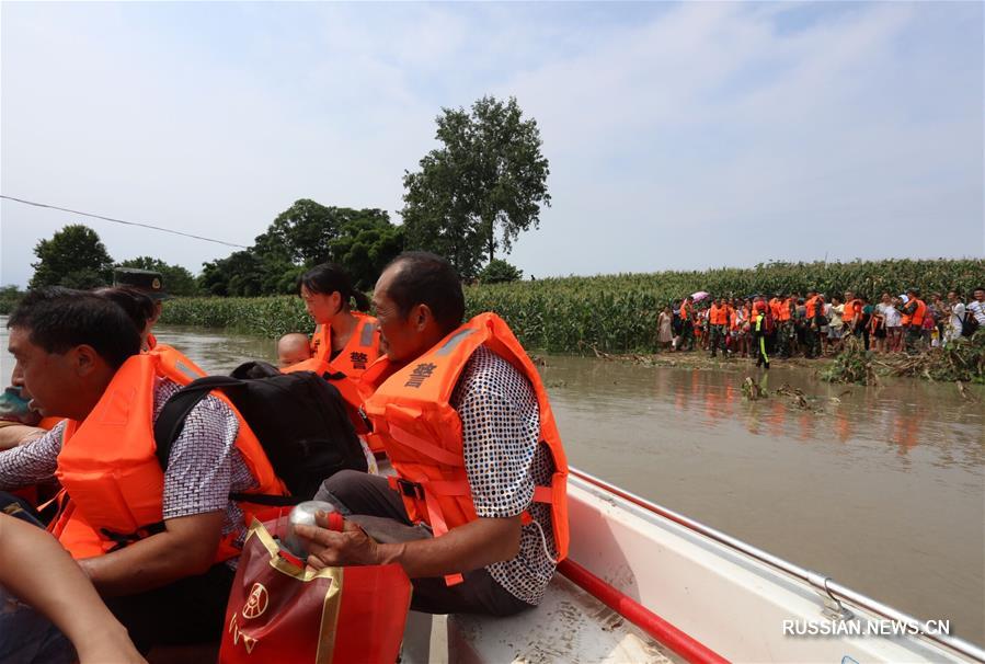 Спасатели эвакуируют людей из зоны наводнения на реке Фуцзян