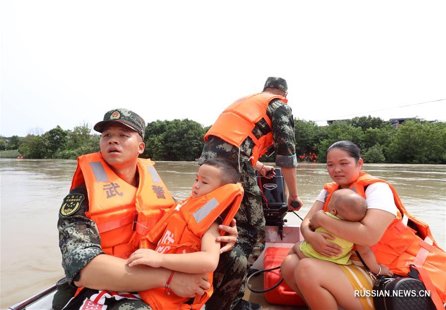 Спасатели эвакуируют людей из зоны наводнения на реке Фуцзян