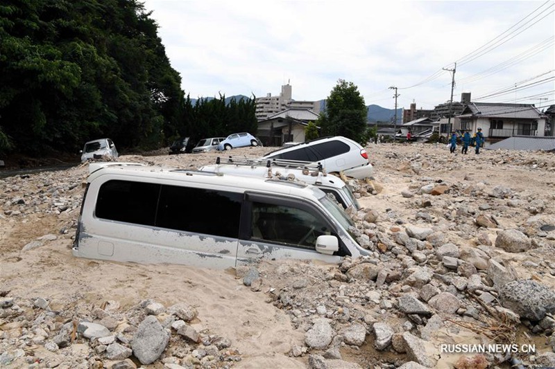 Число жертв проливных дождей в Японии достигло 200 человек