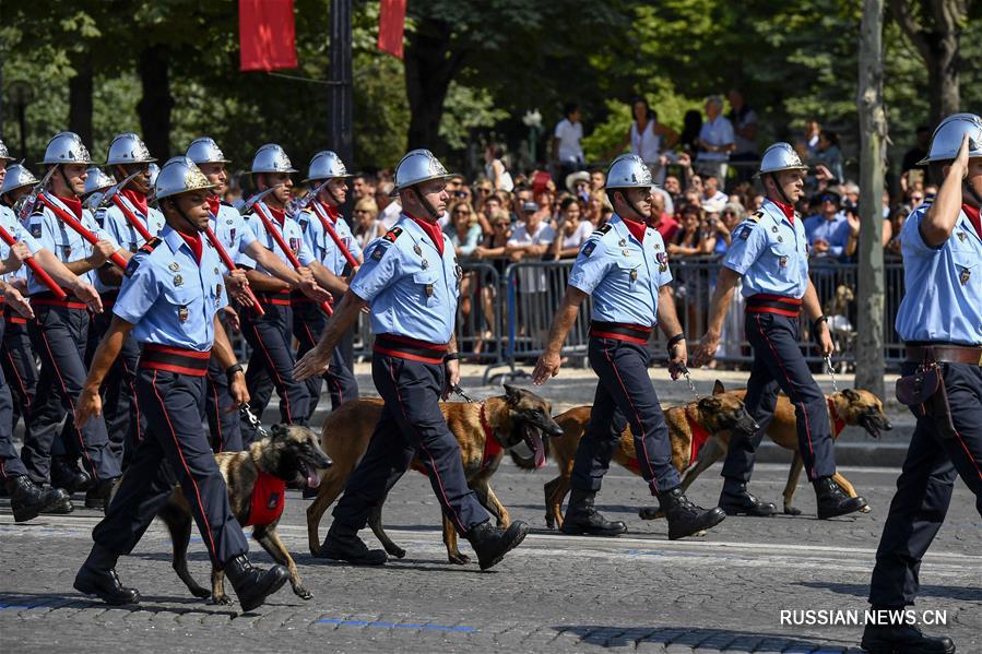 На Елисейских полях прошел военный парад в честь Национального праздника Франции