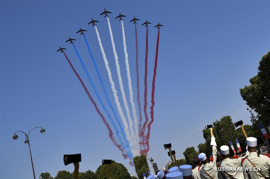 На Елисейских полях прошел военный парад в честь Национального праздника Франции