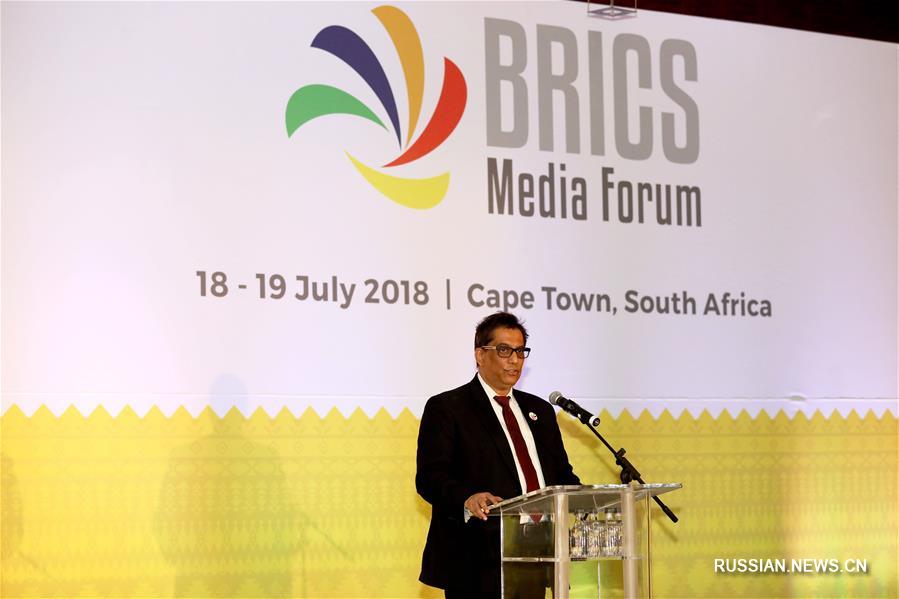 На фото -- сопредседатель форума, исполнительный председатель Independent Media ЮАР Икбал Сурве выступает на мероприятии. Фотографии Синьхуа/Ван Тэн