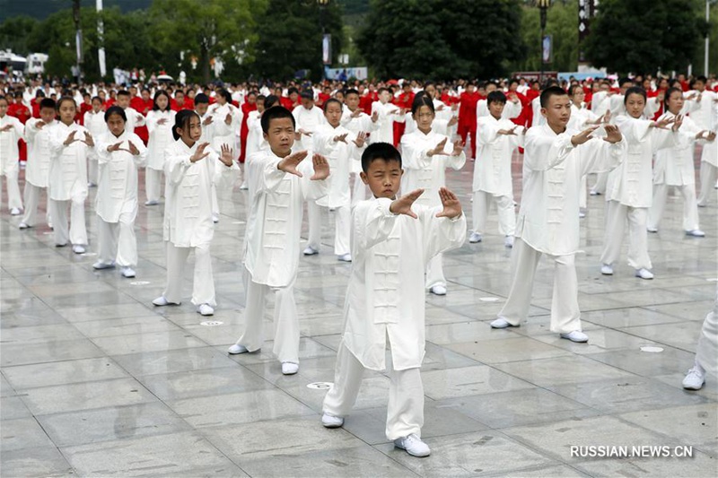Более 10 тыс человек приняли участие в занятии тайцзицюань на северо-западе Китая