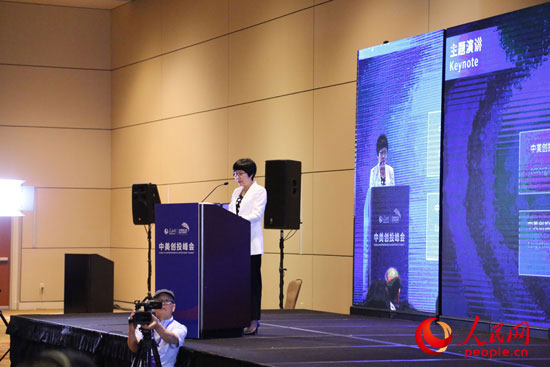 Вице-президент сайта «Жэньминьван» Тан Вэйхун выступила с речью.