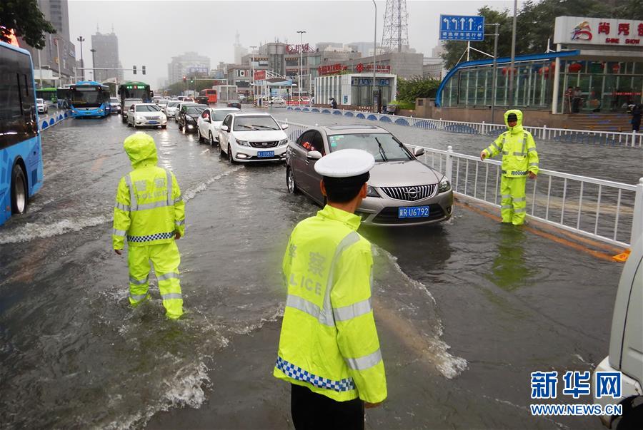 На Пекин и Тяньцзинь обрушились сильные дожди