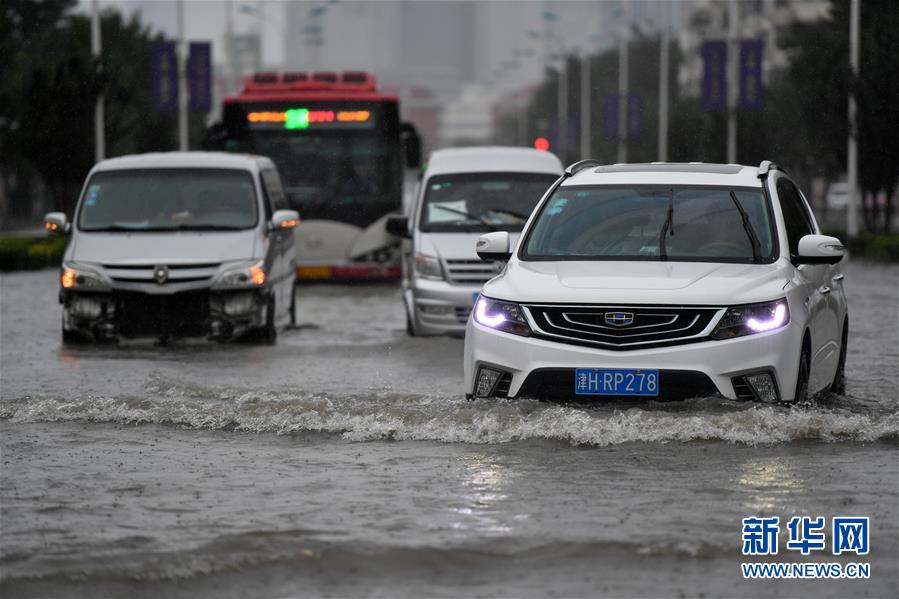 На Пекин и Тяньцзинь обрушились сильные дожди