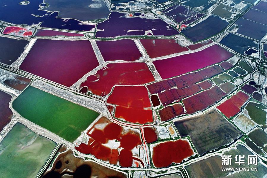 Разноцветное соленое озеро в провинции Шаньси Китая