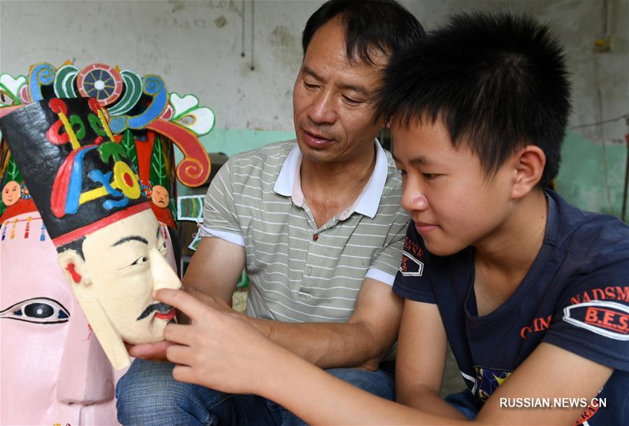 Резные маски народности маонань на юго-западе Китая