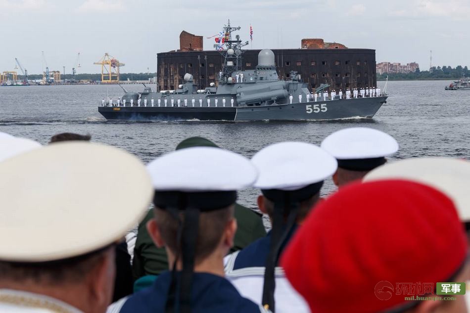 В Санкт-Петербурге состоялась генеральная репетиция военно-морского парада в честь Дня ВМФ