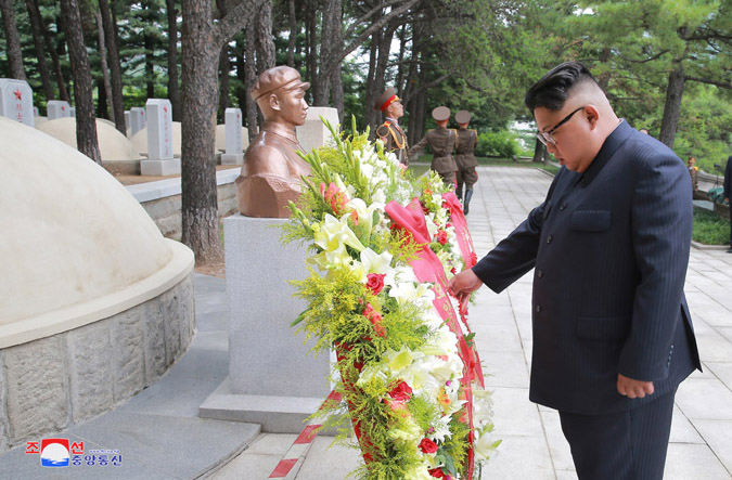 Ким Чен Ын возложил венок на кладбище китайских добровольцев