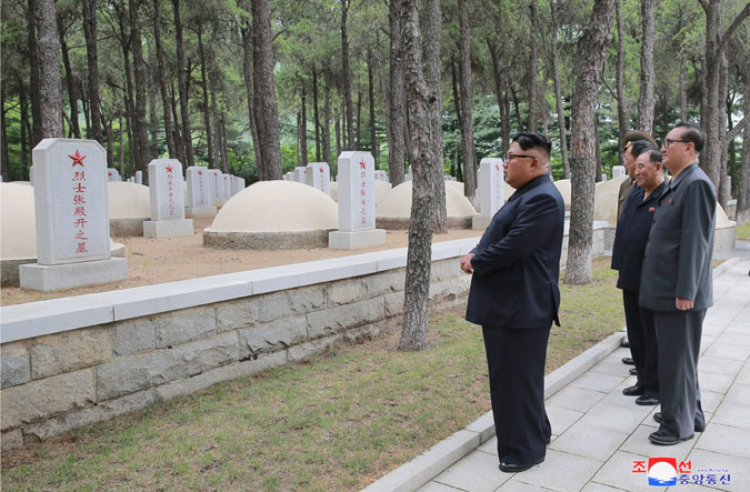 Ким Чен Ын возложил венок на кладбище китайских добровольцев