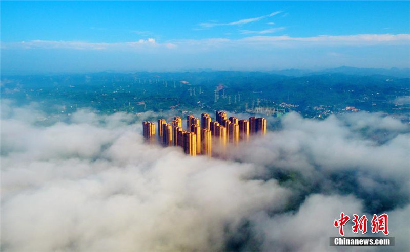 Город Ичан провинции Хубэй показывается в облаках и утреннем тумане