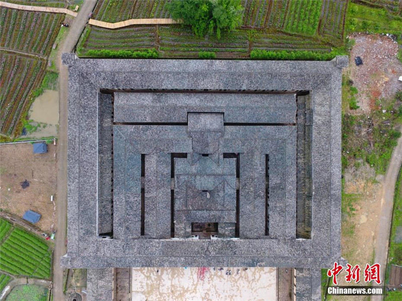 Самый большой в Китае квадратный дом Дуншэнвэй в уезде Аньюань города Ганьчжоу провинции Цзянси.